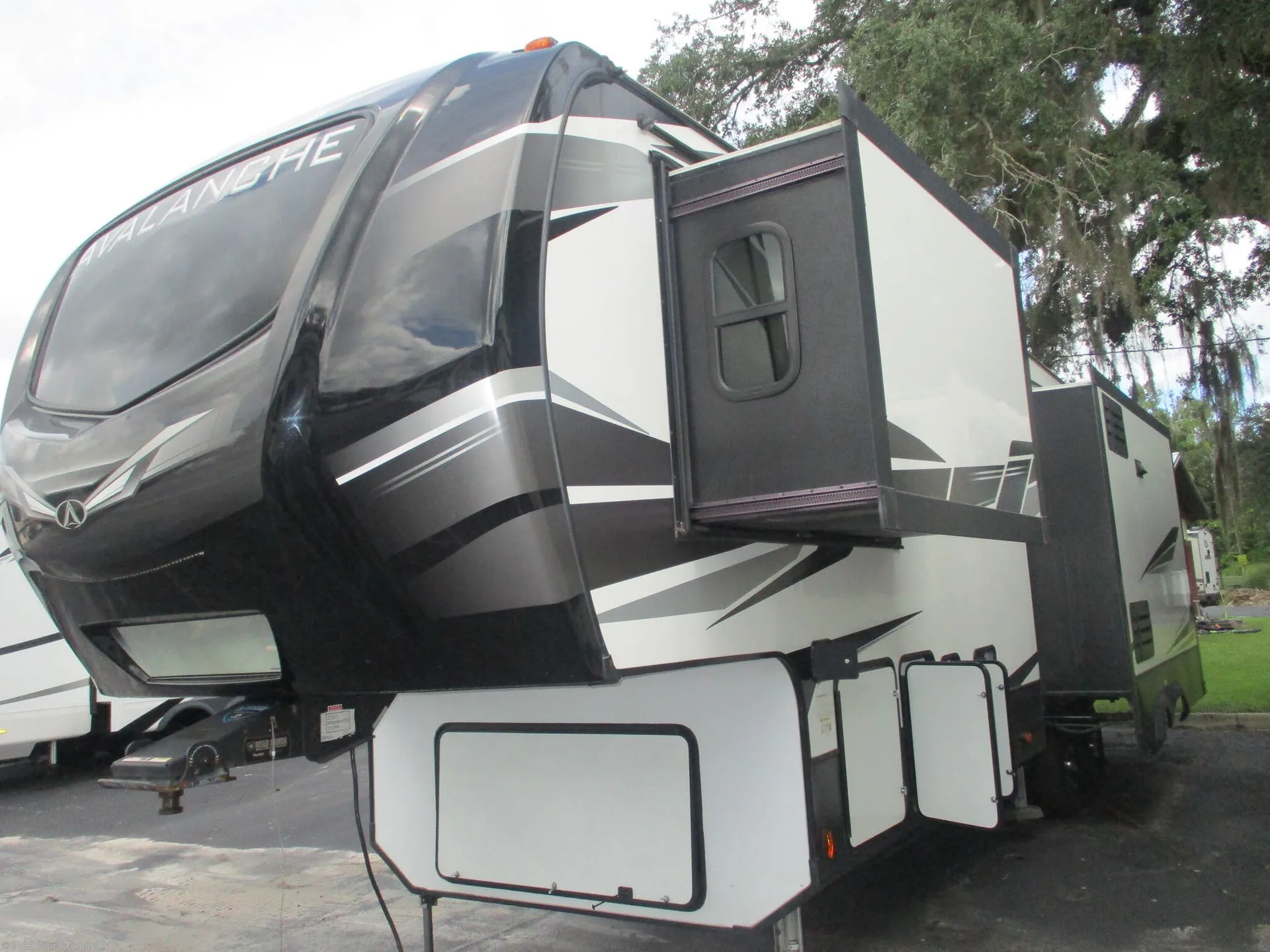2021 Keystone Avalanche 312RS - Photo 4