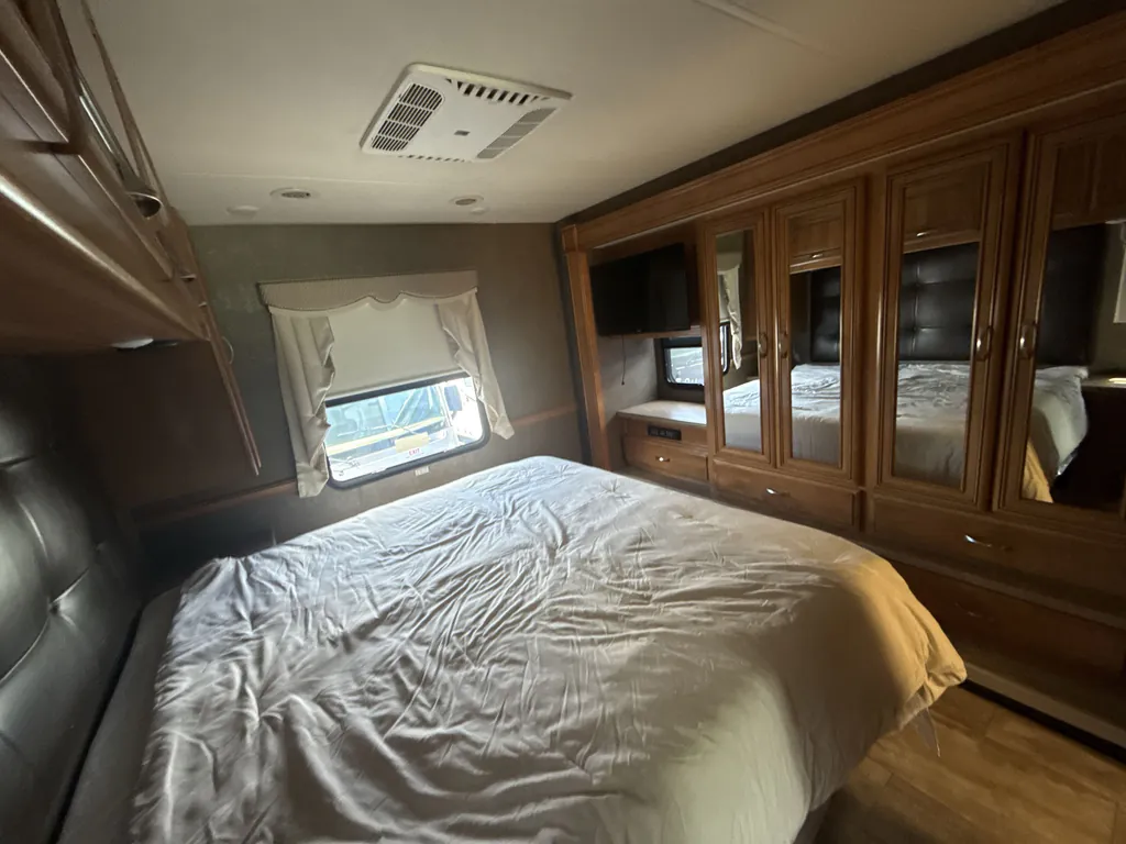 2017 Thor Motor Coach Challenger 37YT, Photos photo 15