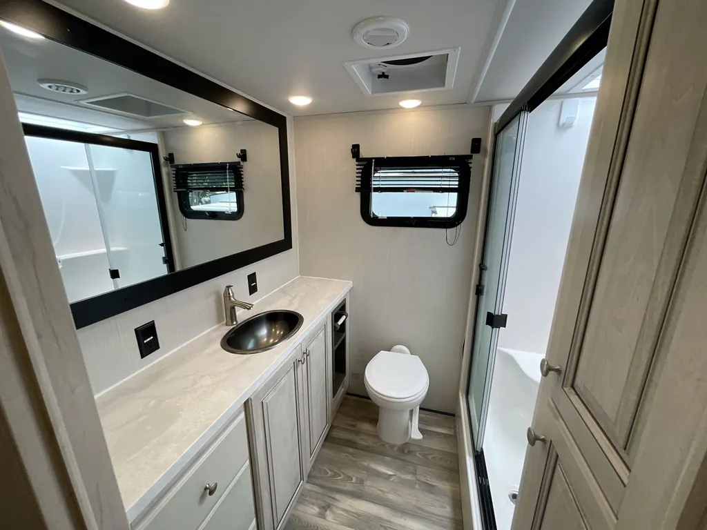 2023 Forest River Cardinal Luxury 380RLX, Photos photo 20