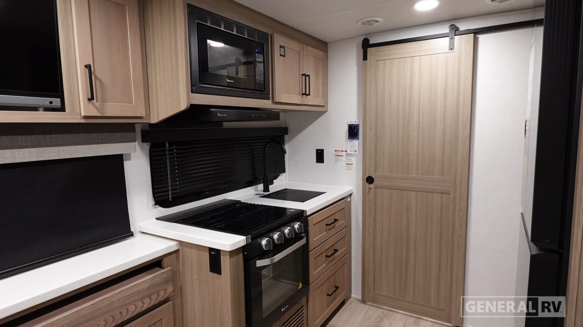 2027 Forest River Rockwood Mini Lite 2524FBT — Photo 6