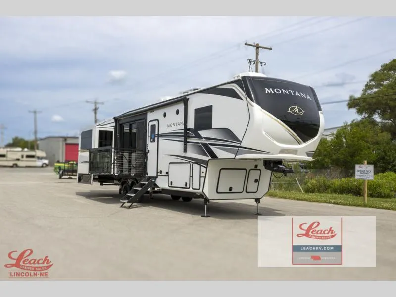2025 Keystone Montana 3532SP - Photo 2