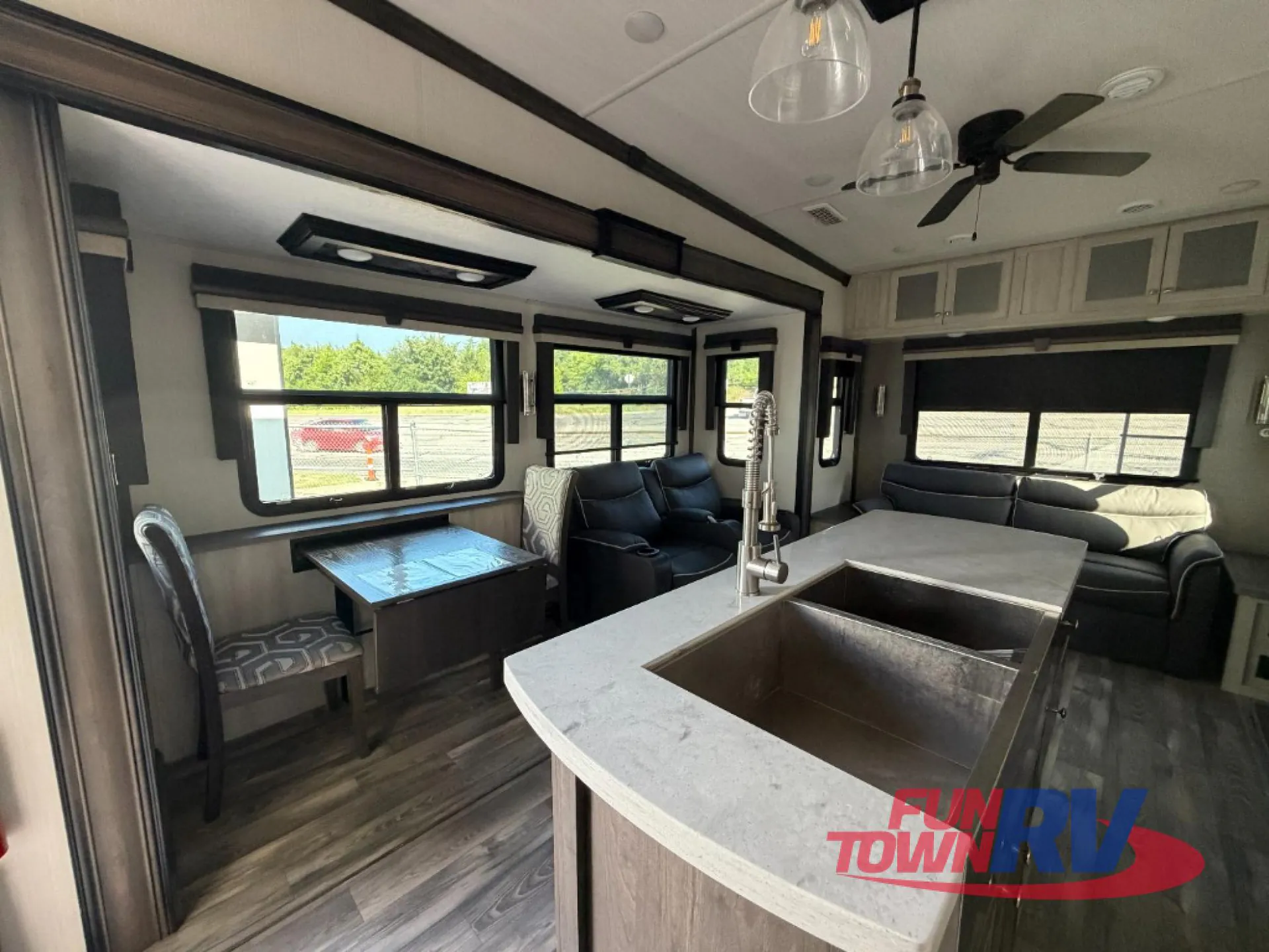 2022 Forest River Cardinal Luxury 320RLX - Photo 4