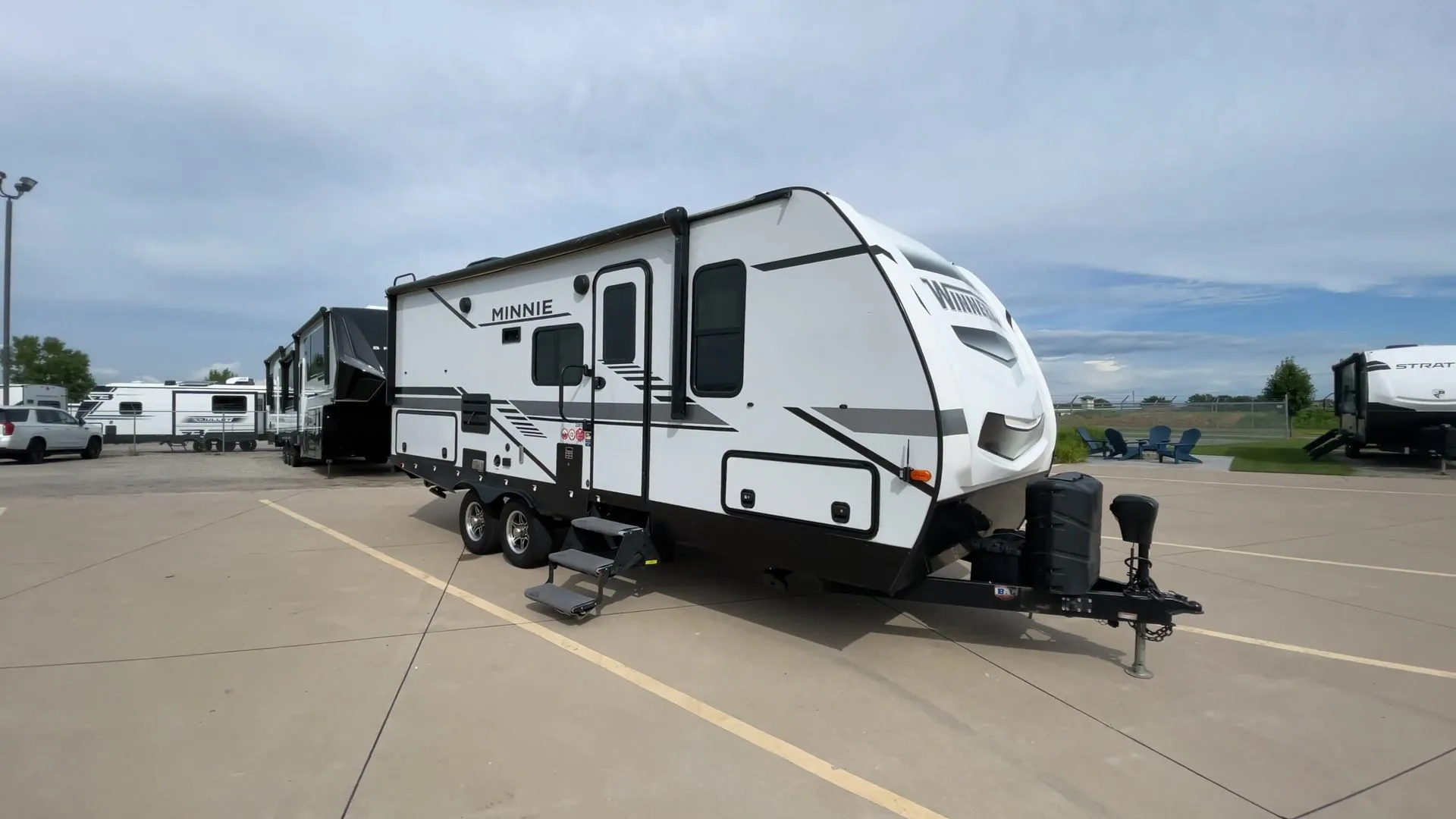 2022 Winnebago Minnie 2201MB - Photo 3