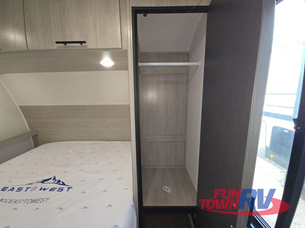 2027 East to West Della Terra 280BH, Photos photo 21