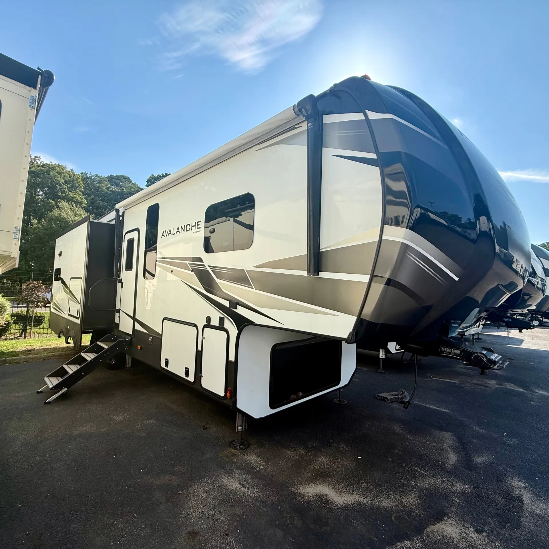 2020 Keystone Avalanche 333MK - Photo 2