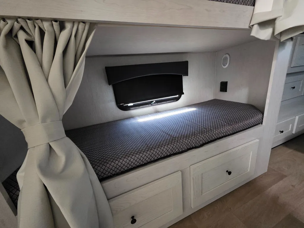 2026 Nexus Ghost 36DS, Photos photo 50