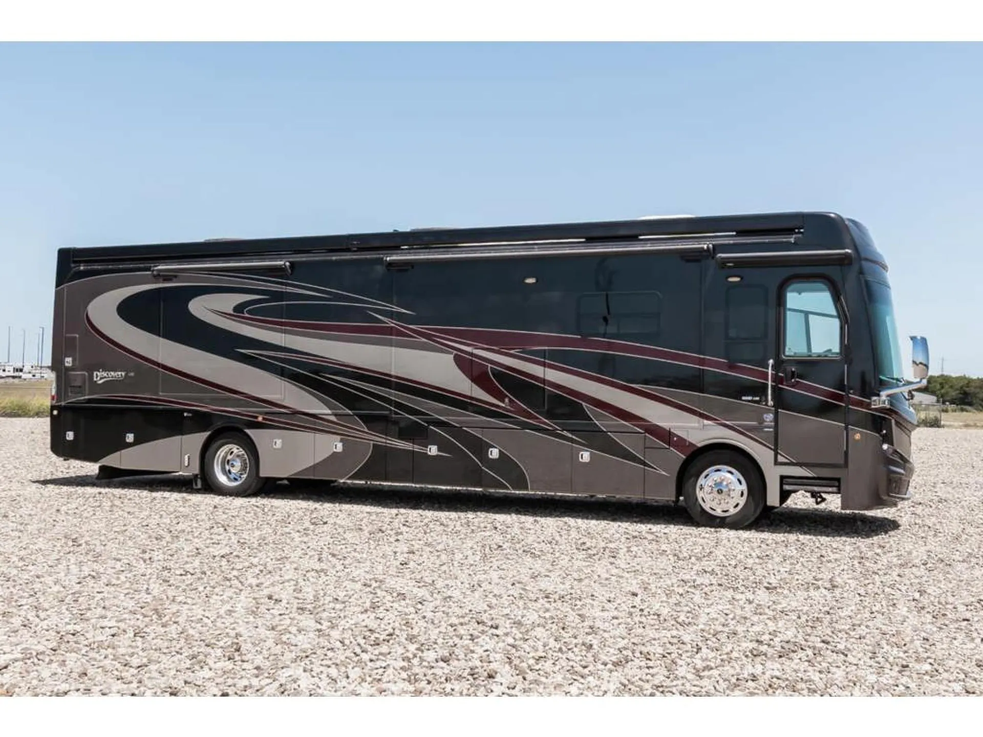 2018 Fleetwood Discovery LXE 40E - Photo 2