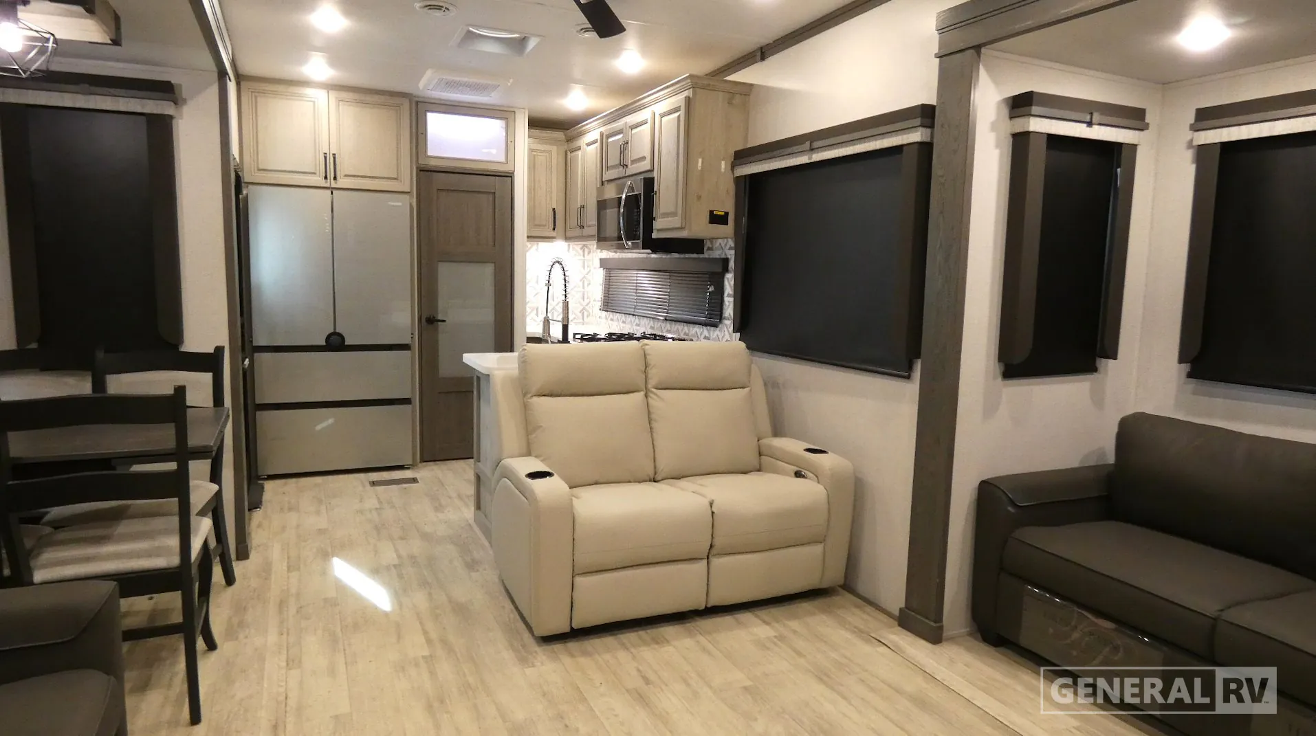 2025 Keystone Alpine 3910RK - Photo 3