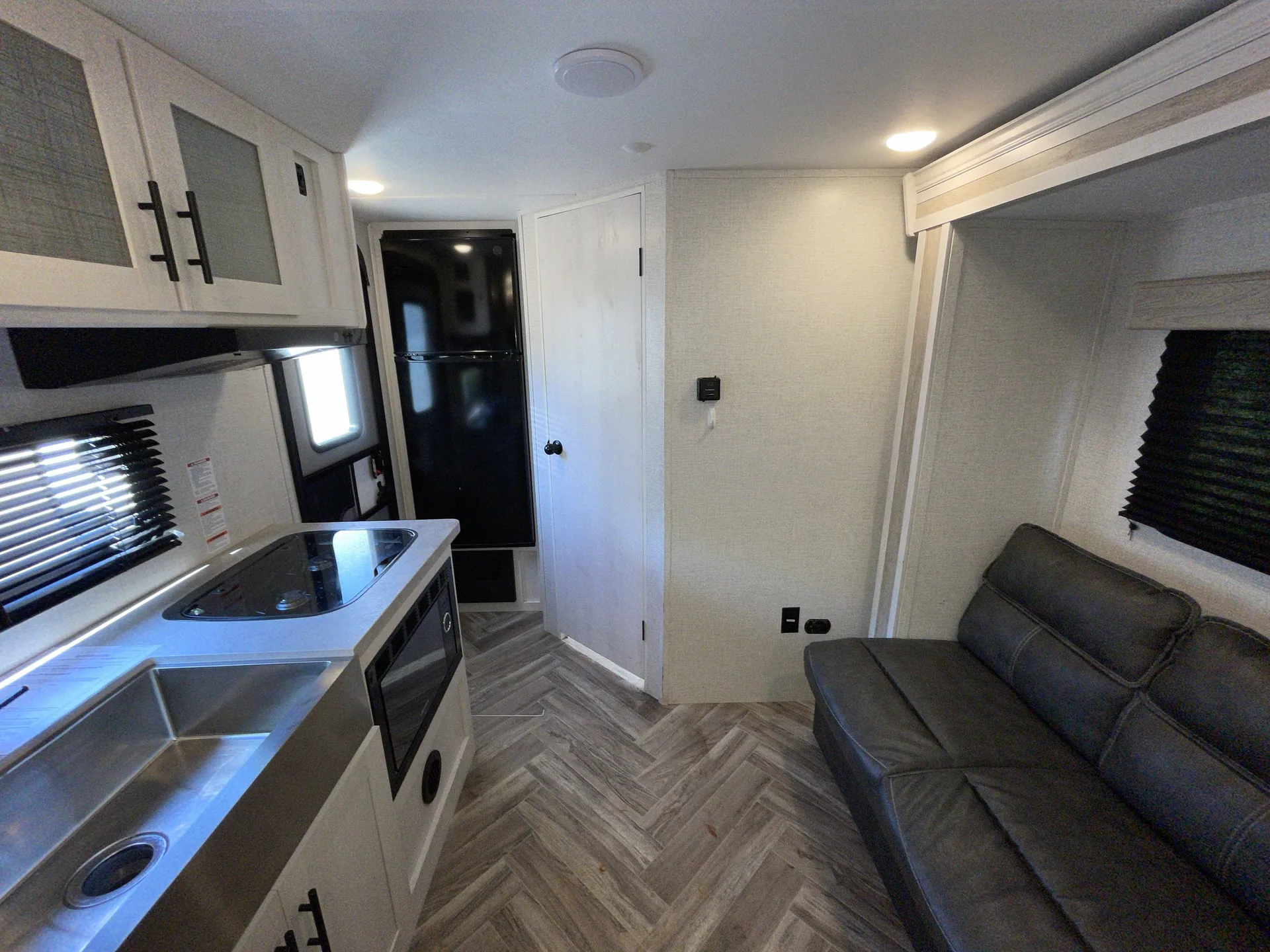 2021 Dutchmen Coleman Rubicon 1608RB — living area main
