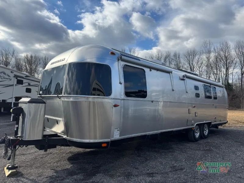 2024 Airstream Classic 33FB - Photo 4