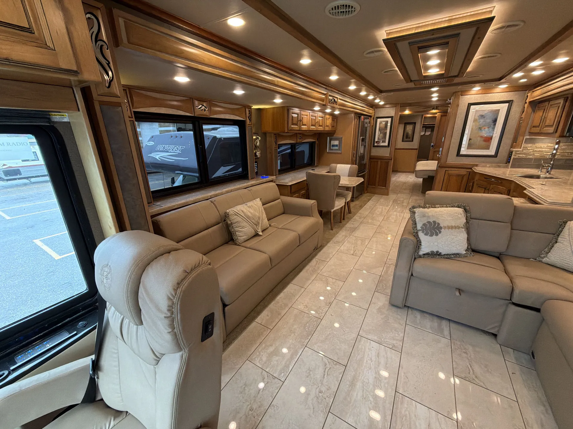 2018 Tiffin Phaeton 44 OH — living area main