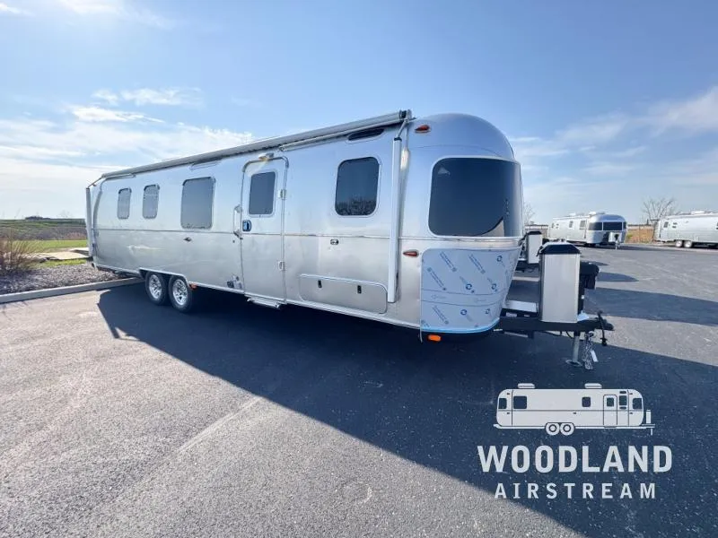 2026 Airstream Classic 33FB - Photo 2