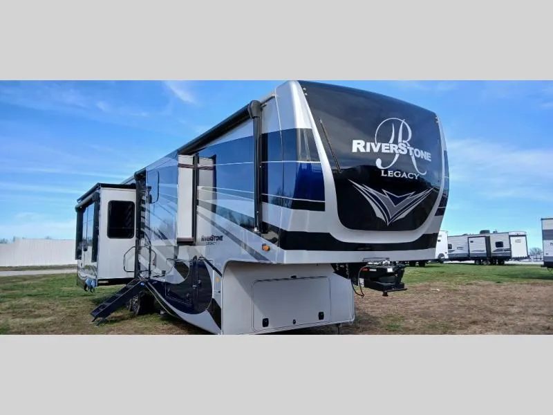 2022 Highland Ridge Silverstar XLT SF264RLS - Photo 2