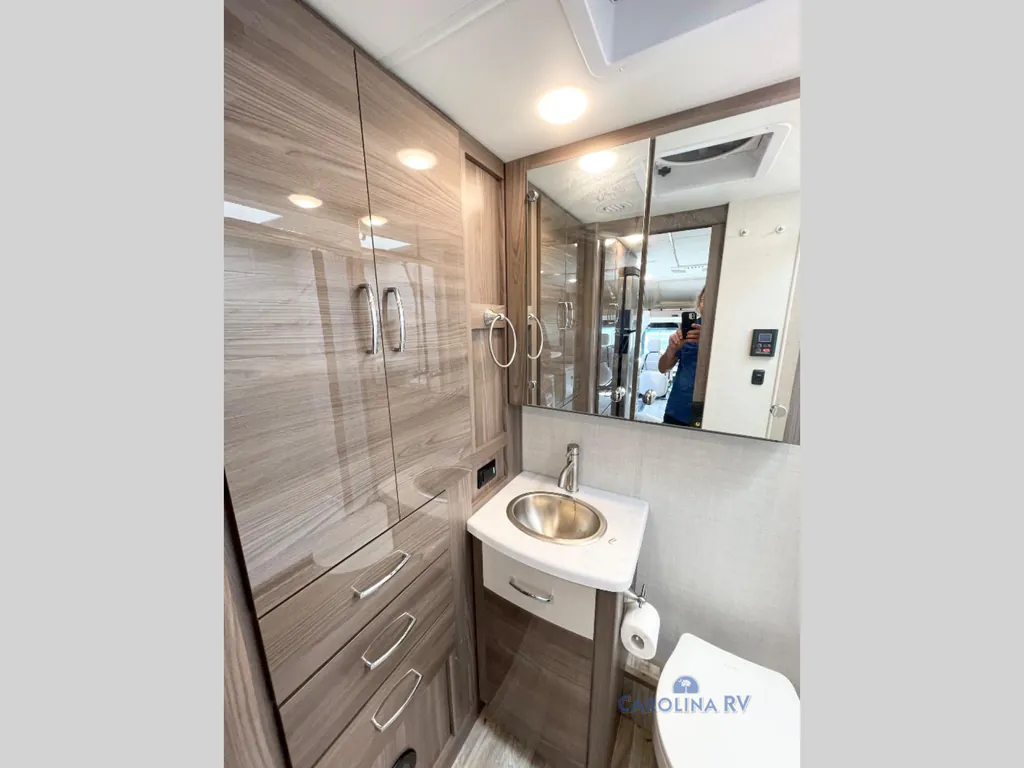 2024 Thor Motor Coach Tiburon 24FB, Photos photo 24