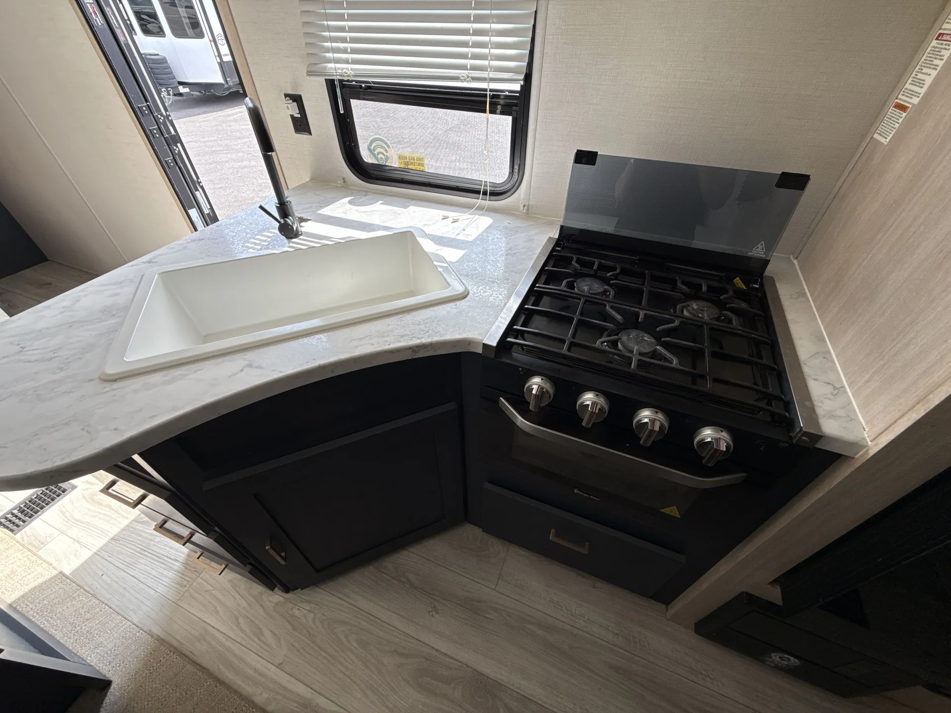 2025 Prime Time Avenger 21RBSLE — living area main