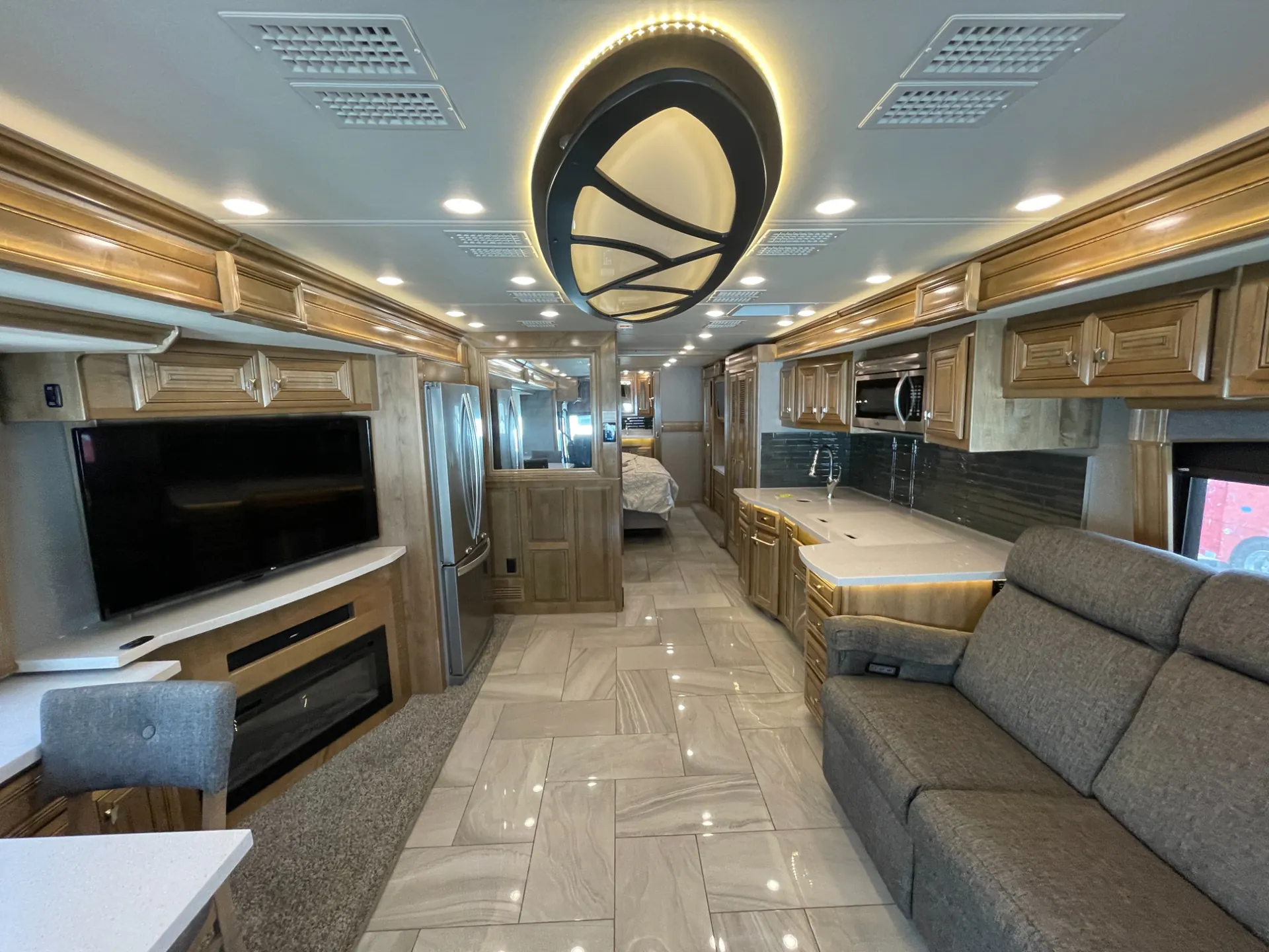 2019 fleetwood Discovery Lxe 40D - Photo 2
