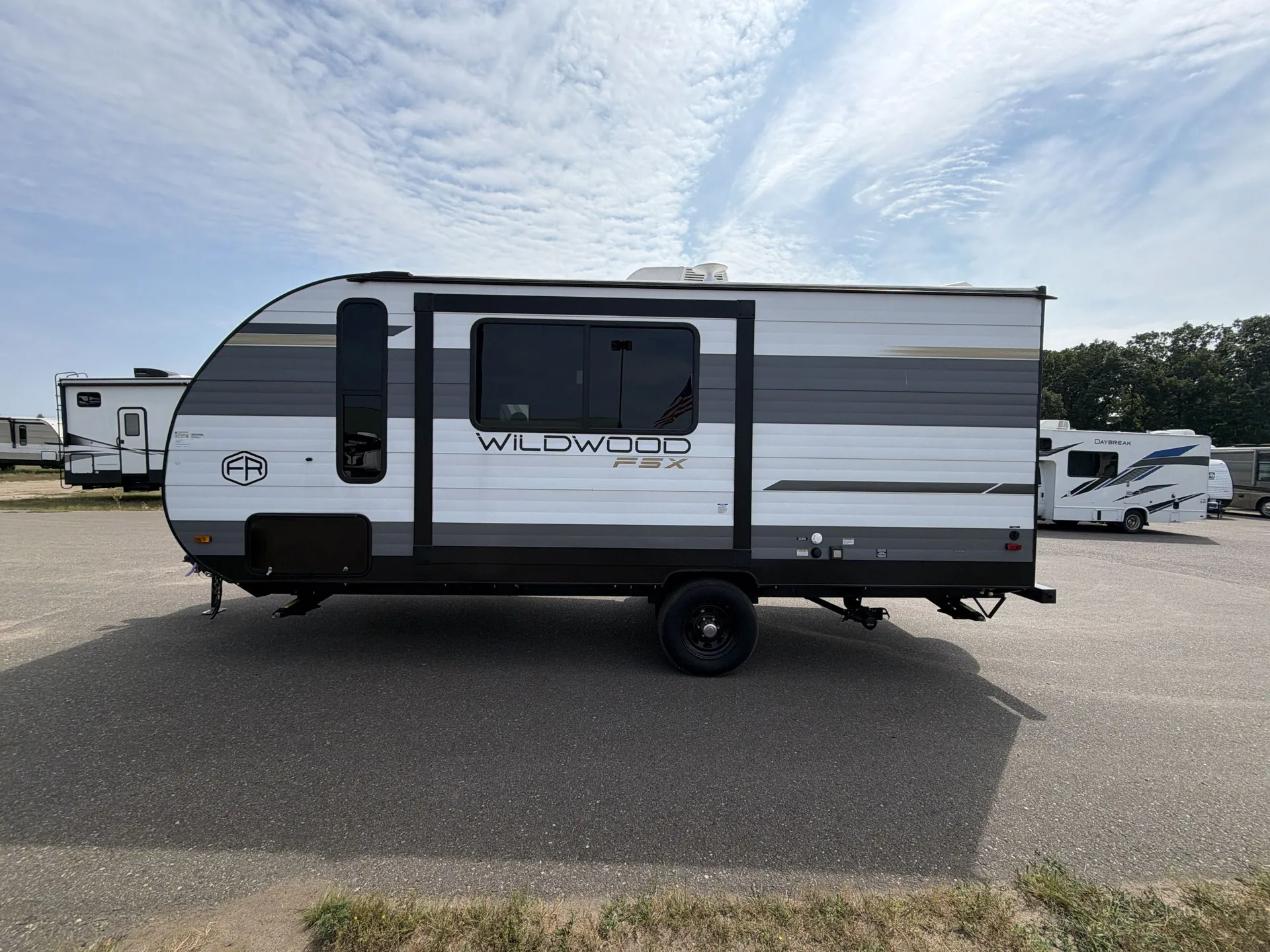 2025 Forest River Wildwood FSX 178BHSK — off campside