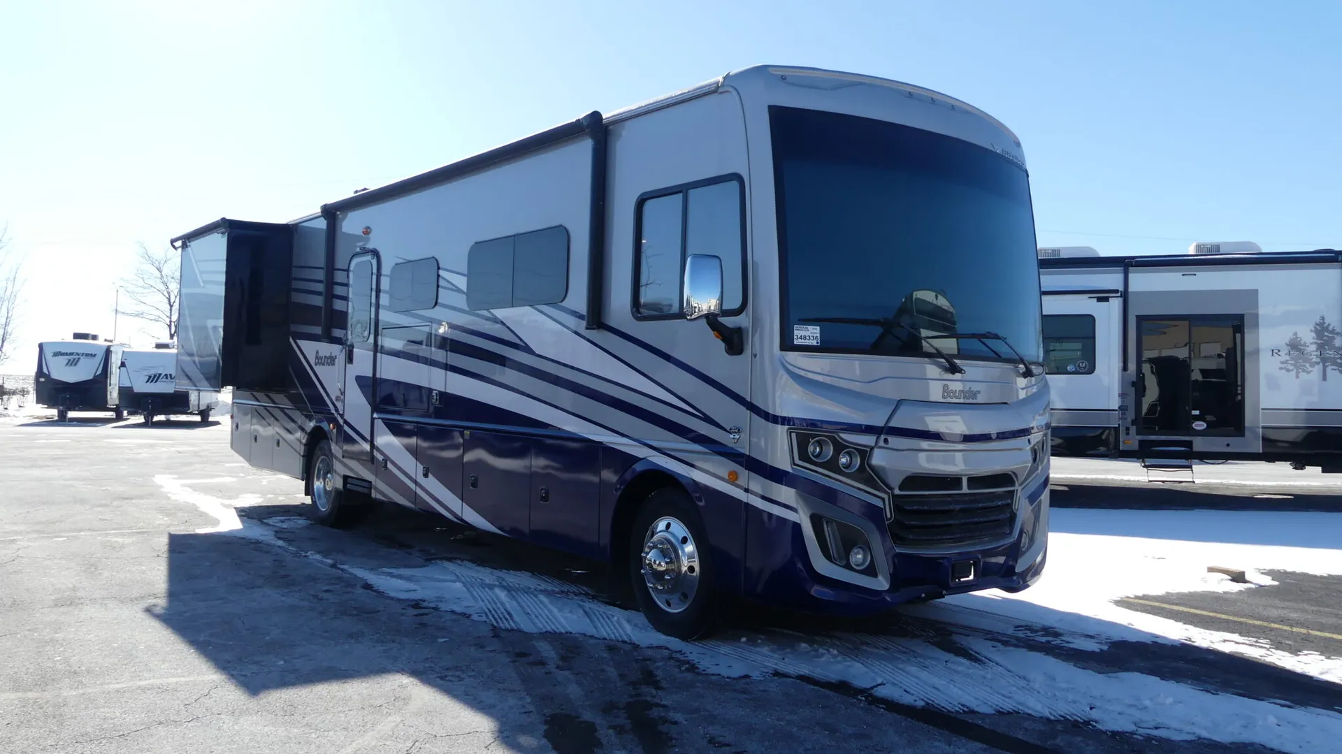 2024 Fleetwood Bounder 35GL - Photo 2