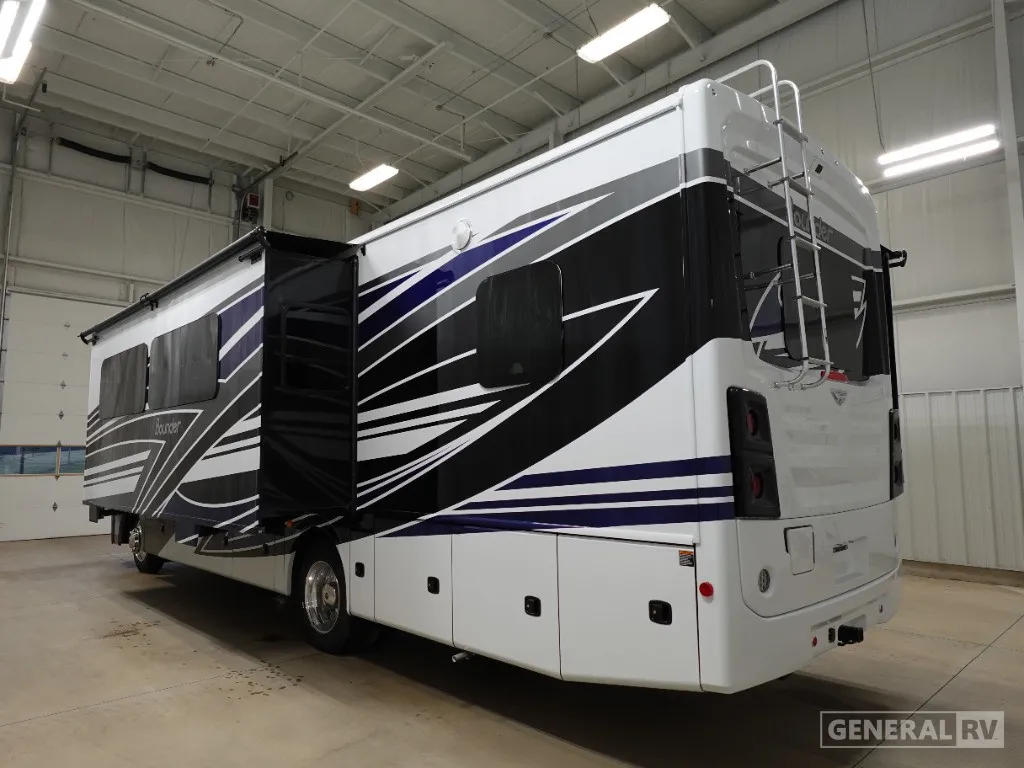 2026 Fleetwood Bounder 33C - Photo 4