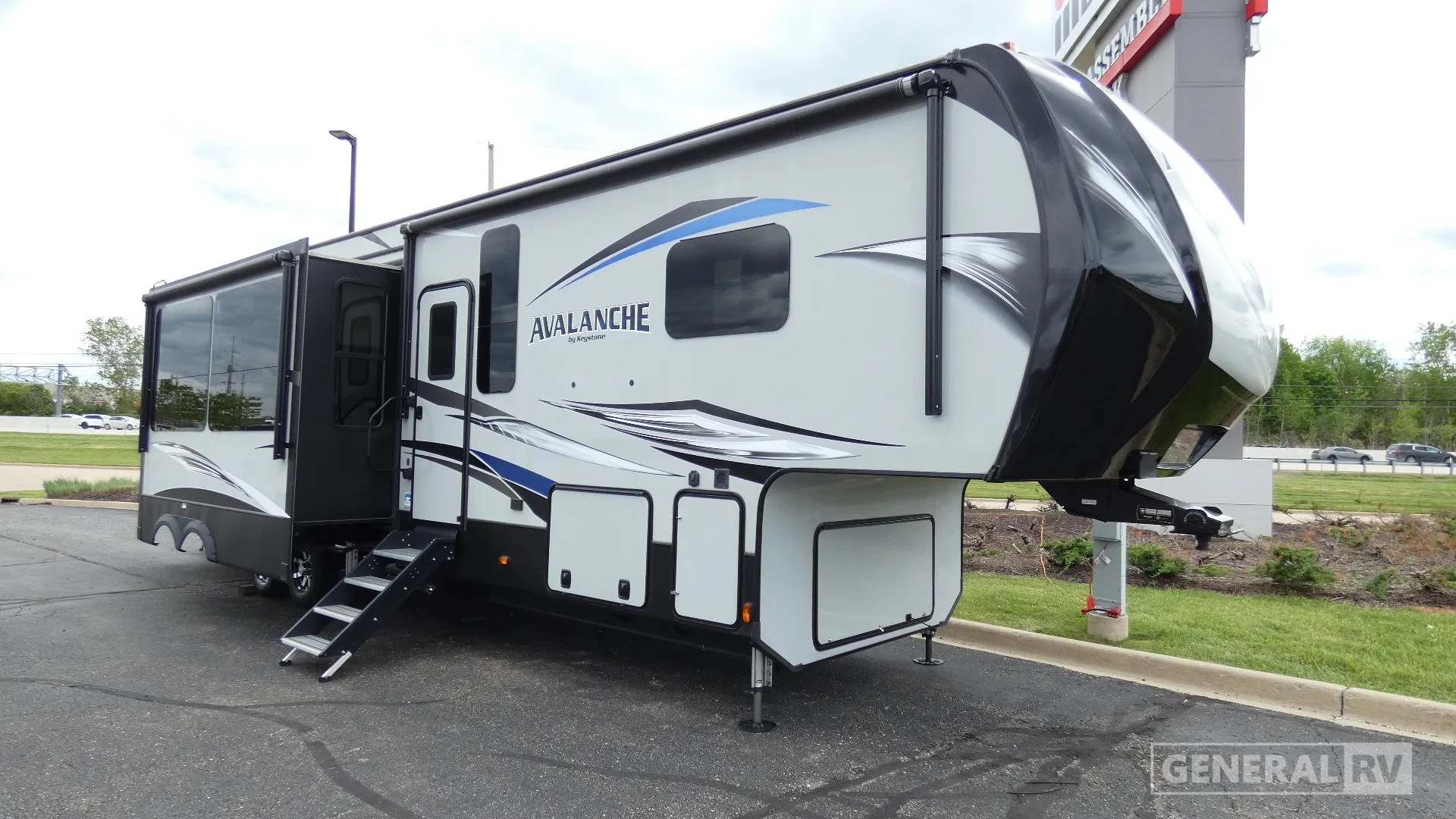 2023 Keystone Avalanche 396BH - Photo 2