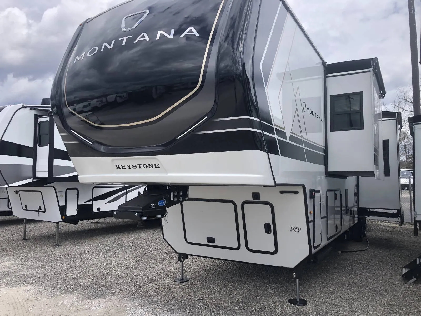 2026 Keystone Montana 3901RK - Photo 4