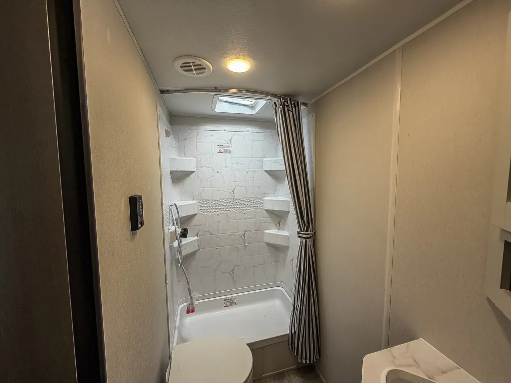 2027 Forest River Avenger 26DBS — Photo 5
