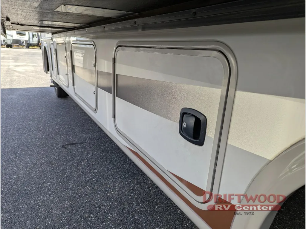 2016 Thor Motor Coach Hurricane 31S, Photos photo 6