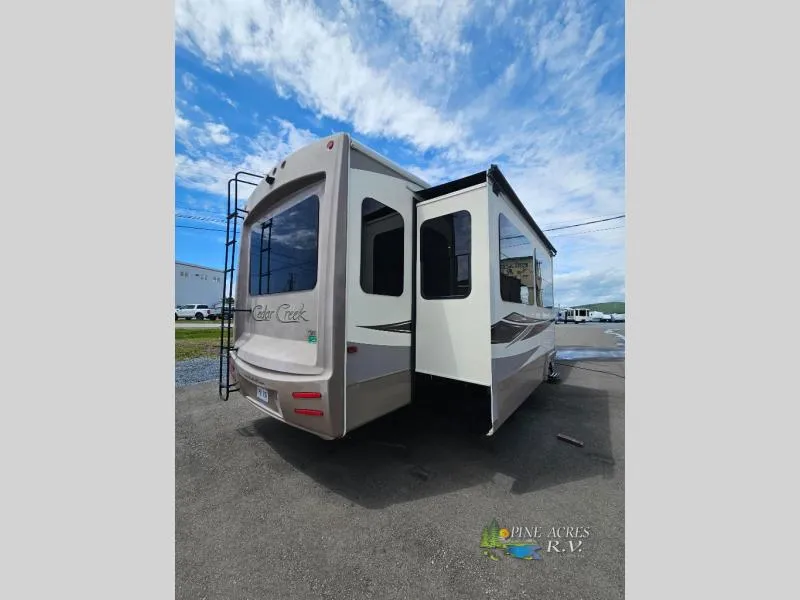 2016 Forest River RV Cedar Creek Hathaway Edition Used    36CKTS (Hampton, NB) - Photo 4