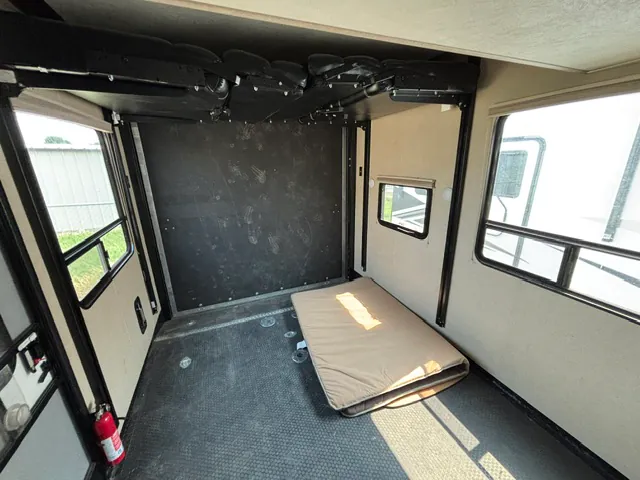 2018 Dutchmen Voltage Triton 3551, Photos photo 27