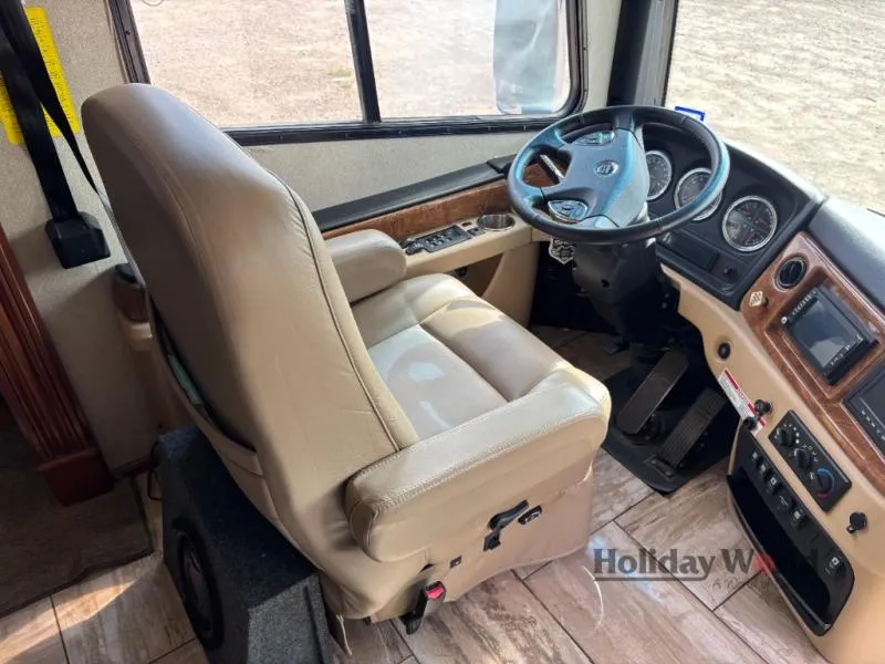 2017 Fleetwood RV Discovery 40X - Photo 2