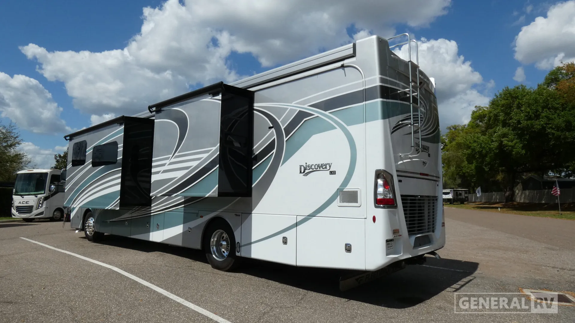 2024 Fleetwood Discovery LXE 40M - Photo 4