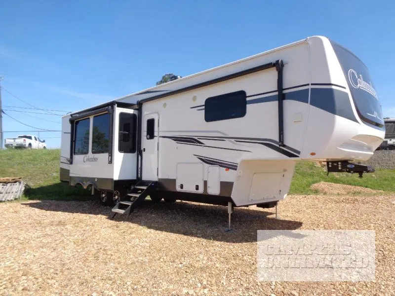 2024 Palomino Columbus 376DS - Photo 2