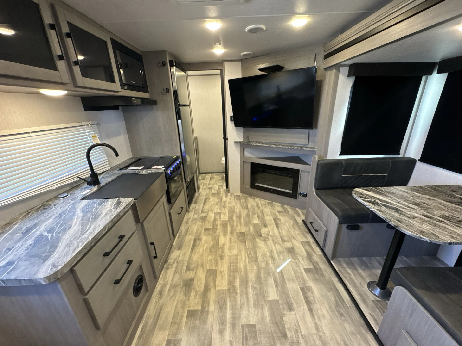 2022 Dutchmen Kodiak 242RBSL — living area main