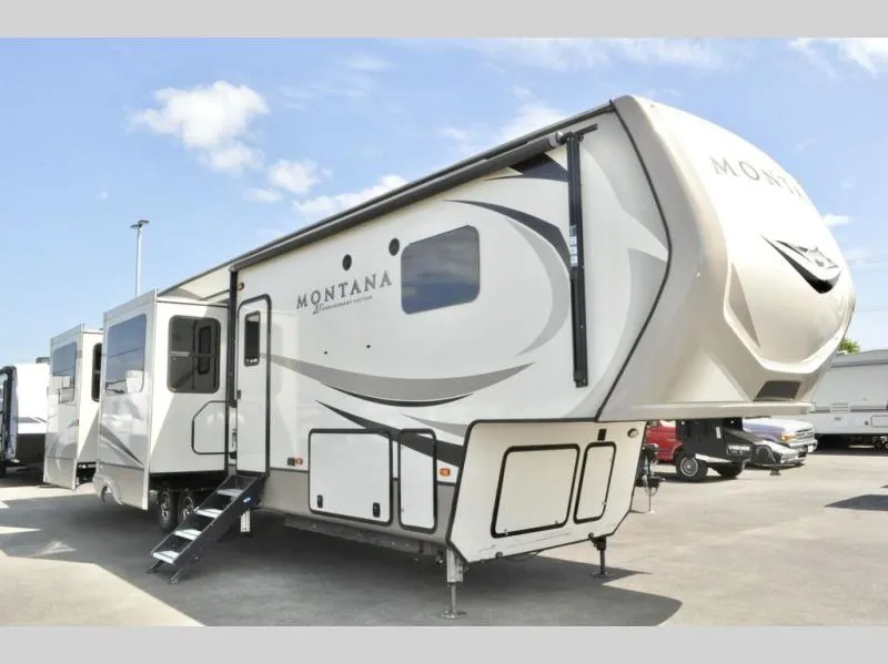 2019 Keystone Montana 3700LK - Photo 2