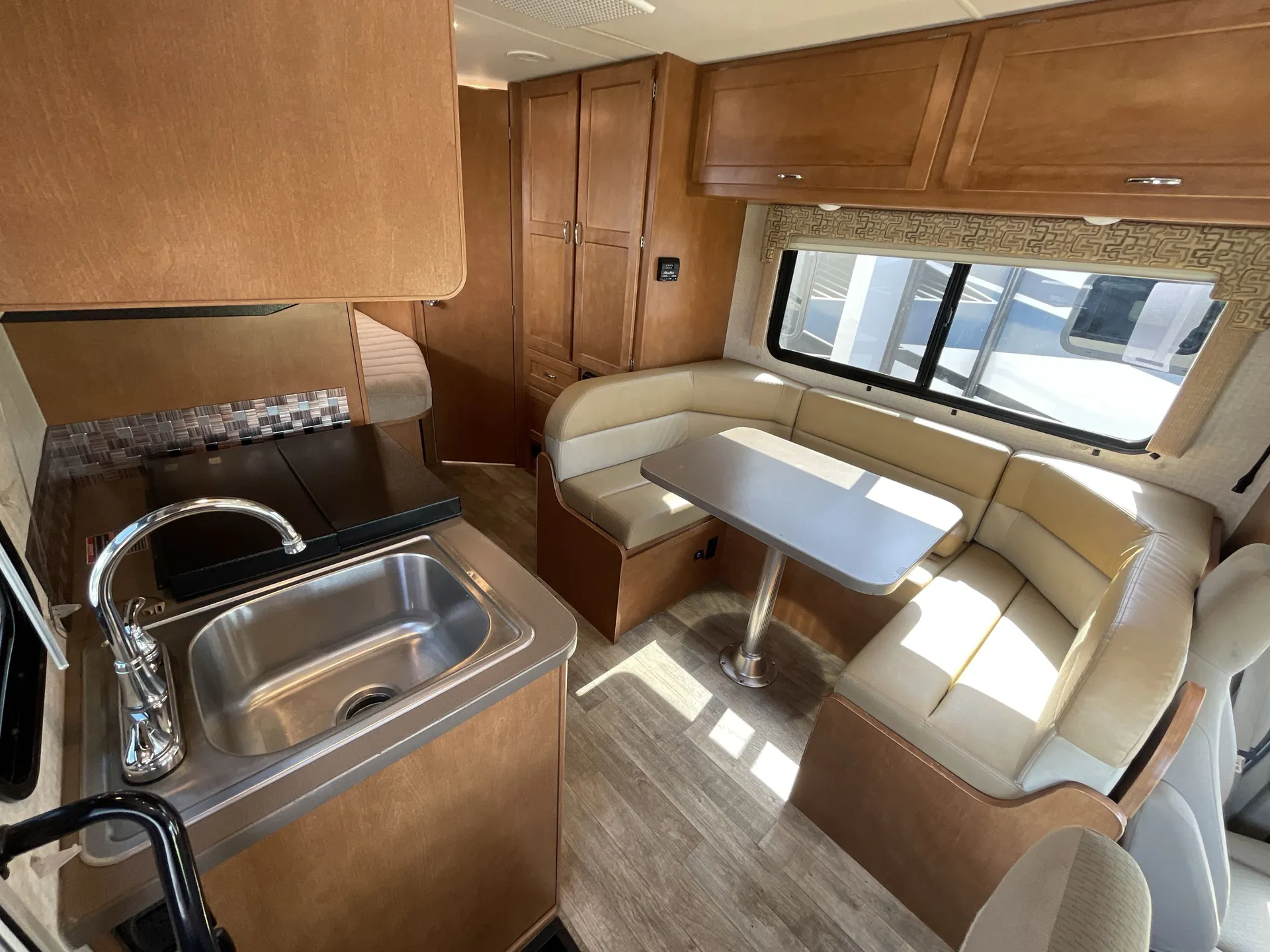 2018 Winnebago Minnie Winnie 22R — living area main
