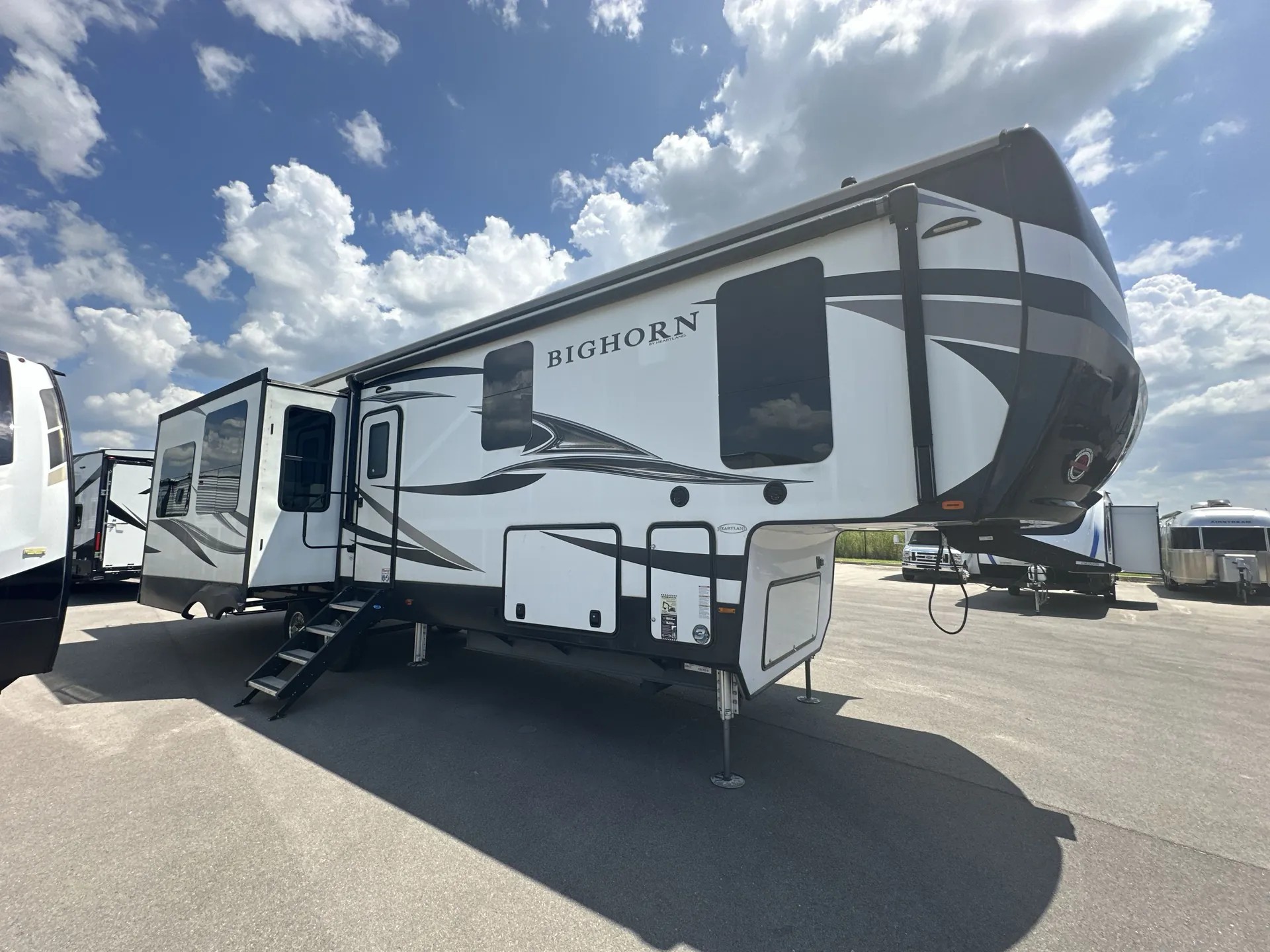 2021 Heartland Bighorn 3120RK - Photo 2