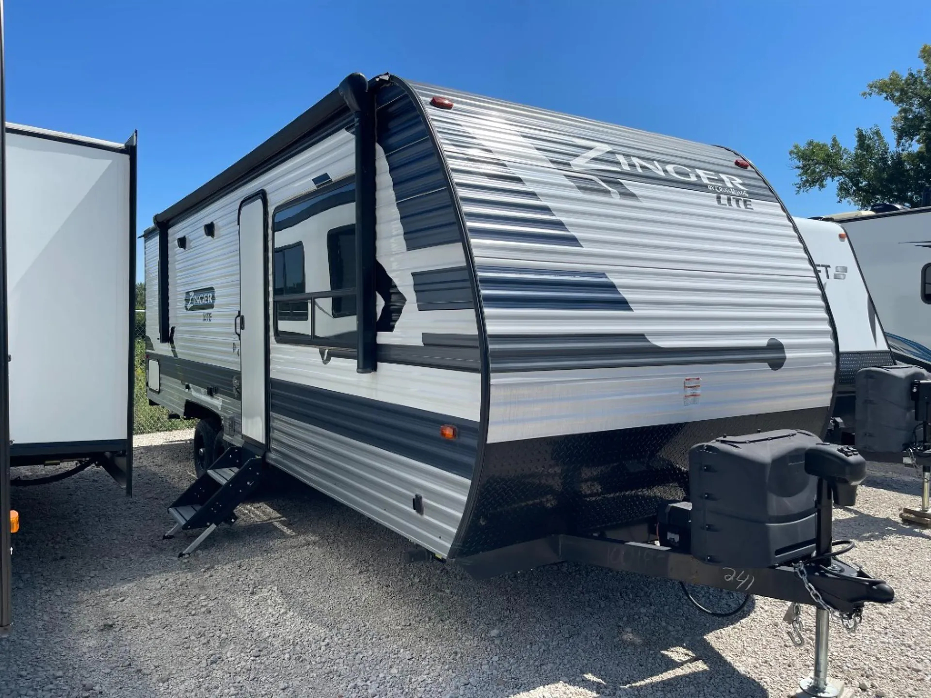 2021 CrossRoads Zinger Lite 259FL - Photo 2