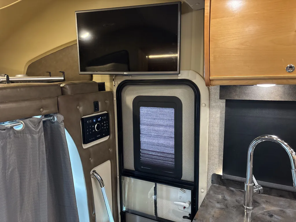 2017 Tiffin Wayfarer 24 QW, Photos photo 11
