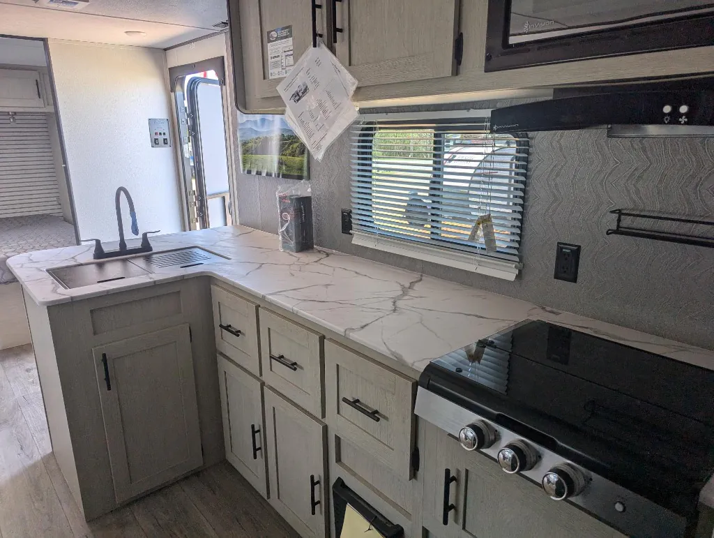 2025 Shasta RVs i-5 Edition 525BHS, Photos photo 10