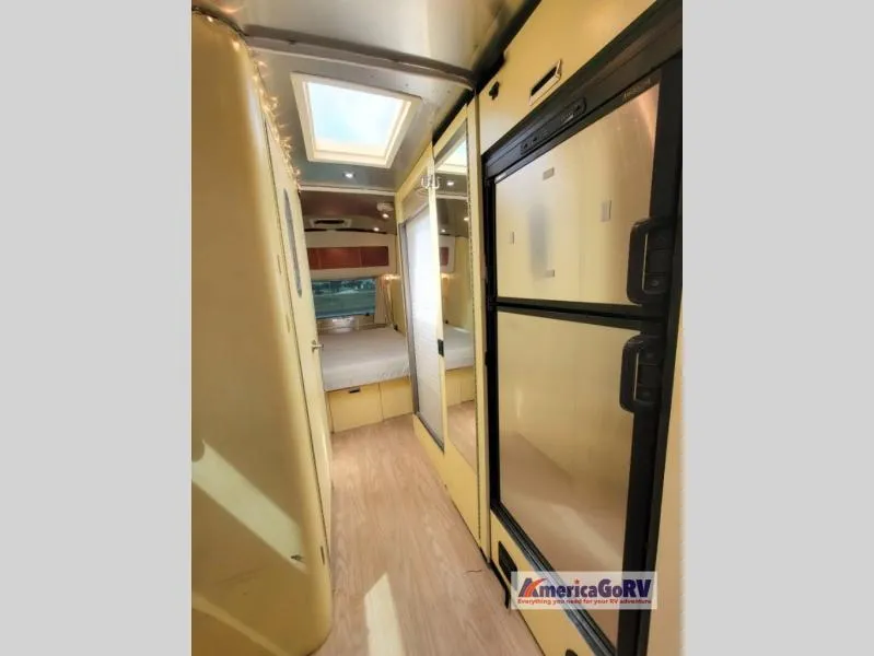 2005 Airstream International 28 - Photo 4