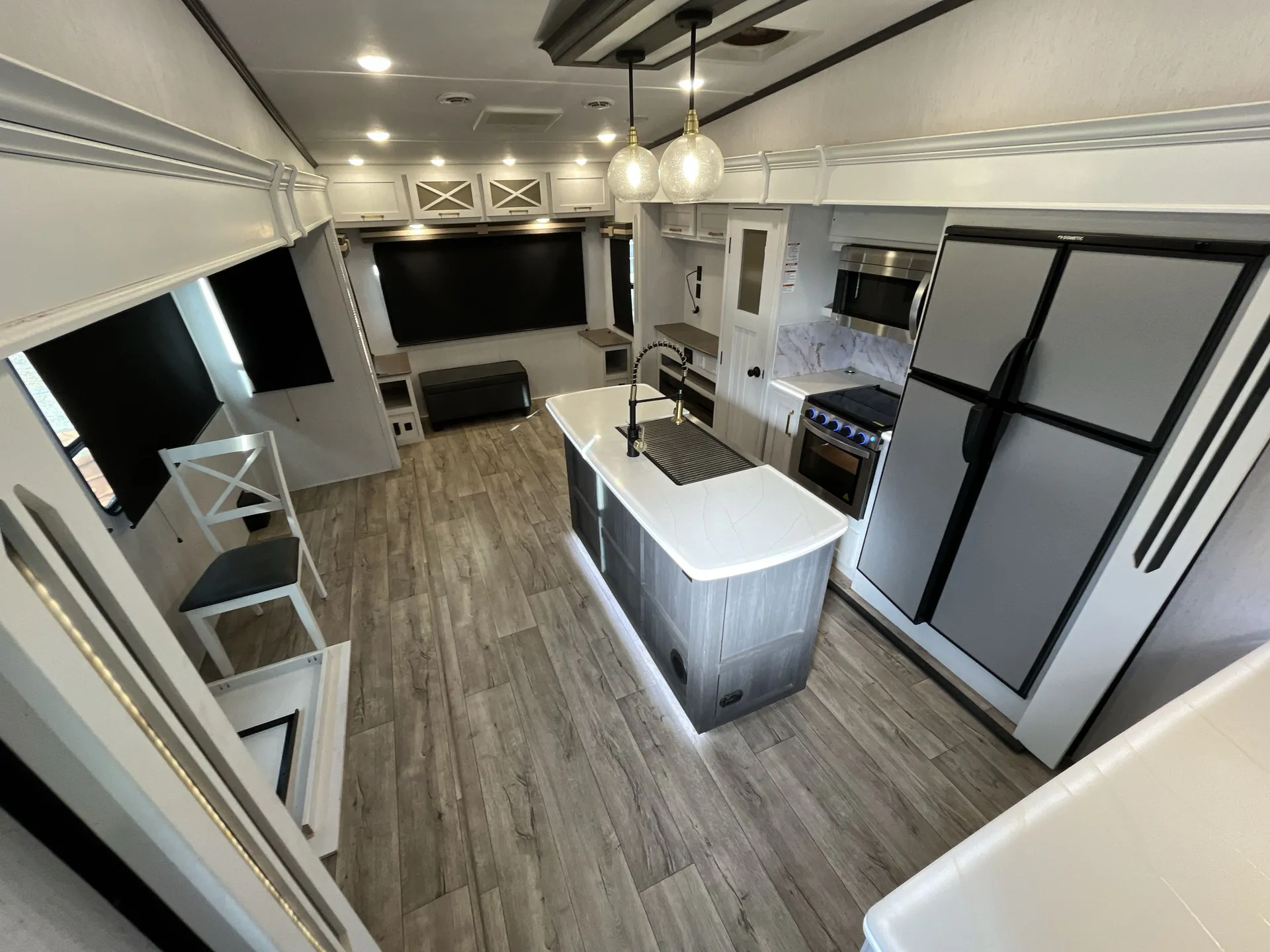 2022 Dutchmen Astoria 3173RLP — living area main
