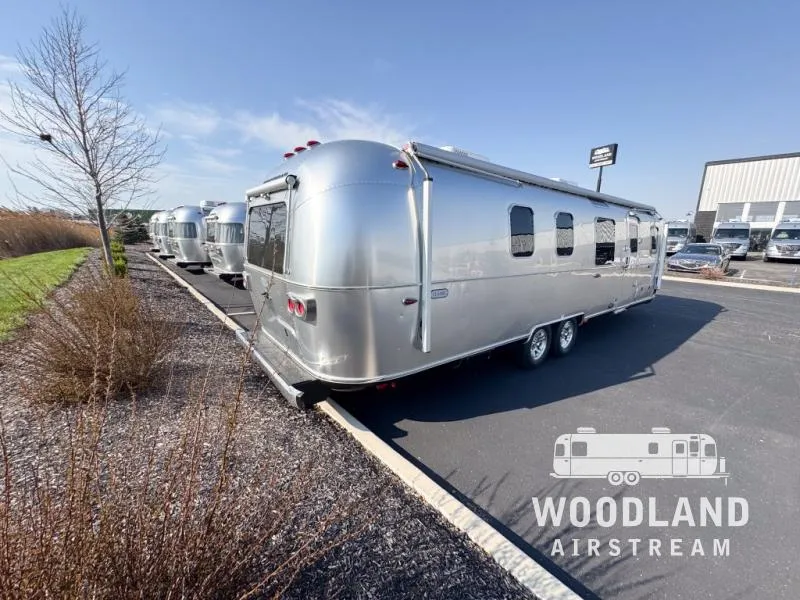 2026 Airstream Classic 33FB - Photo 4