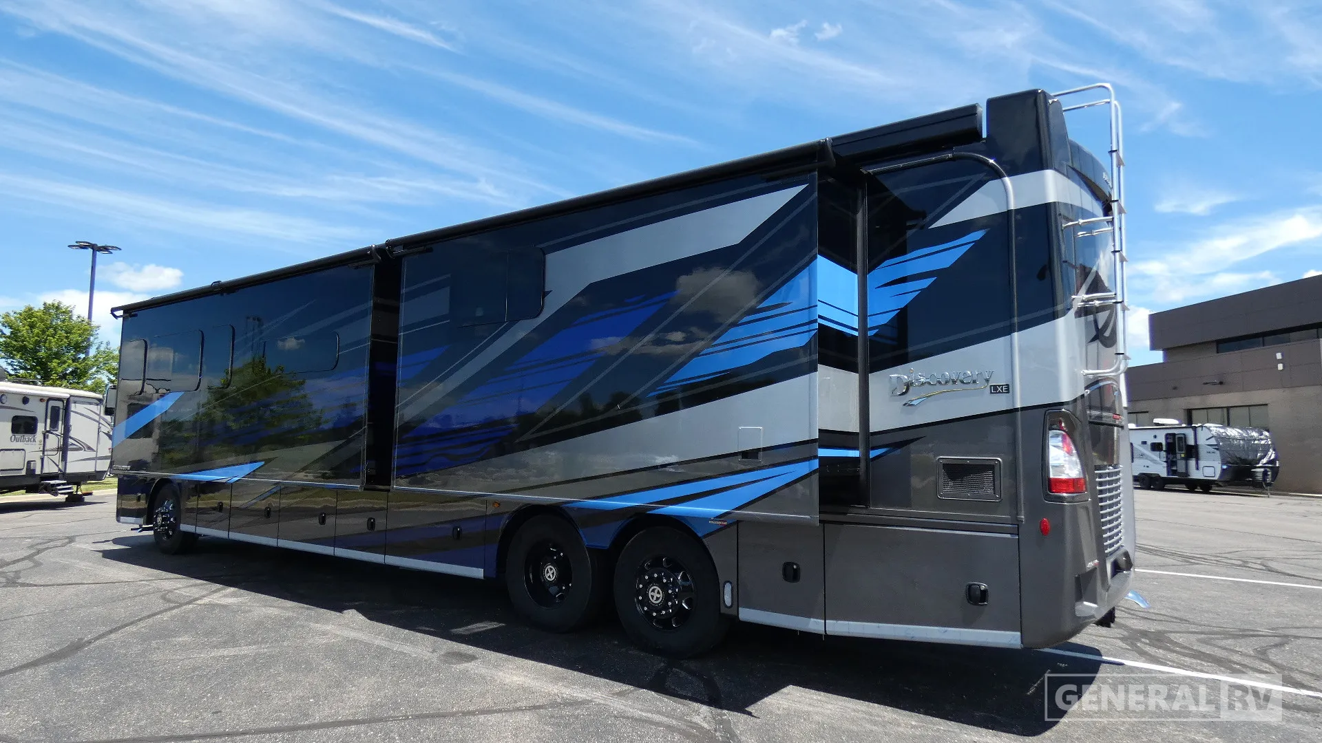 2026 Fleetwood Discovery LXE 44S - Photo 4