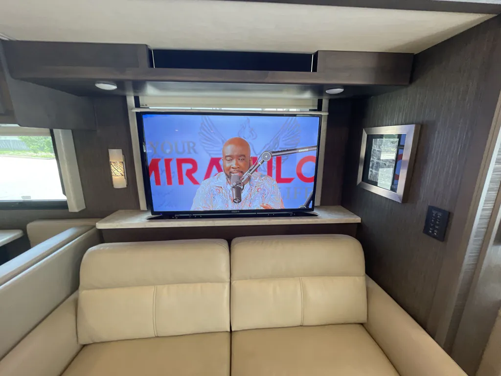 2021 Thor Motor Coach Challenger 35MQ, Photos photo 11