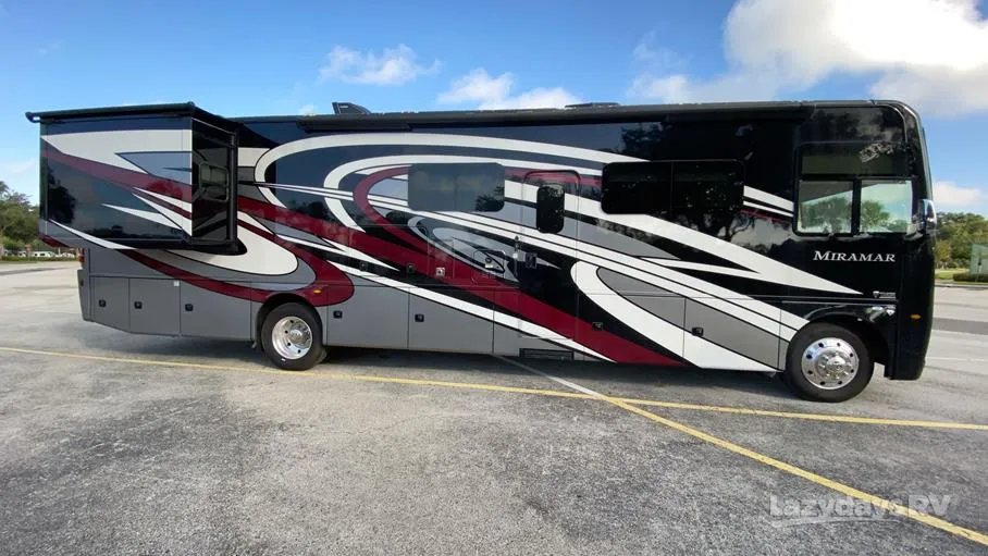 2023 Thor Motor Coach Miramar 36.1 - Photo 3