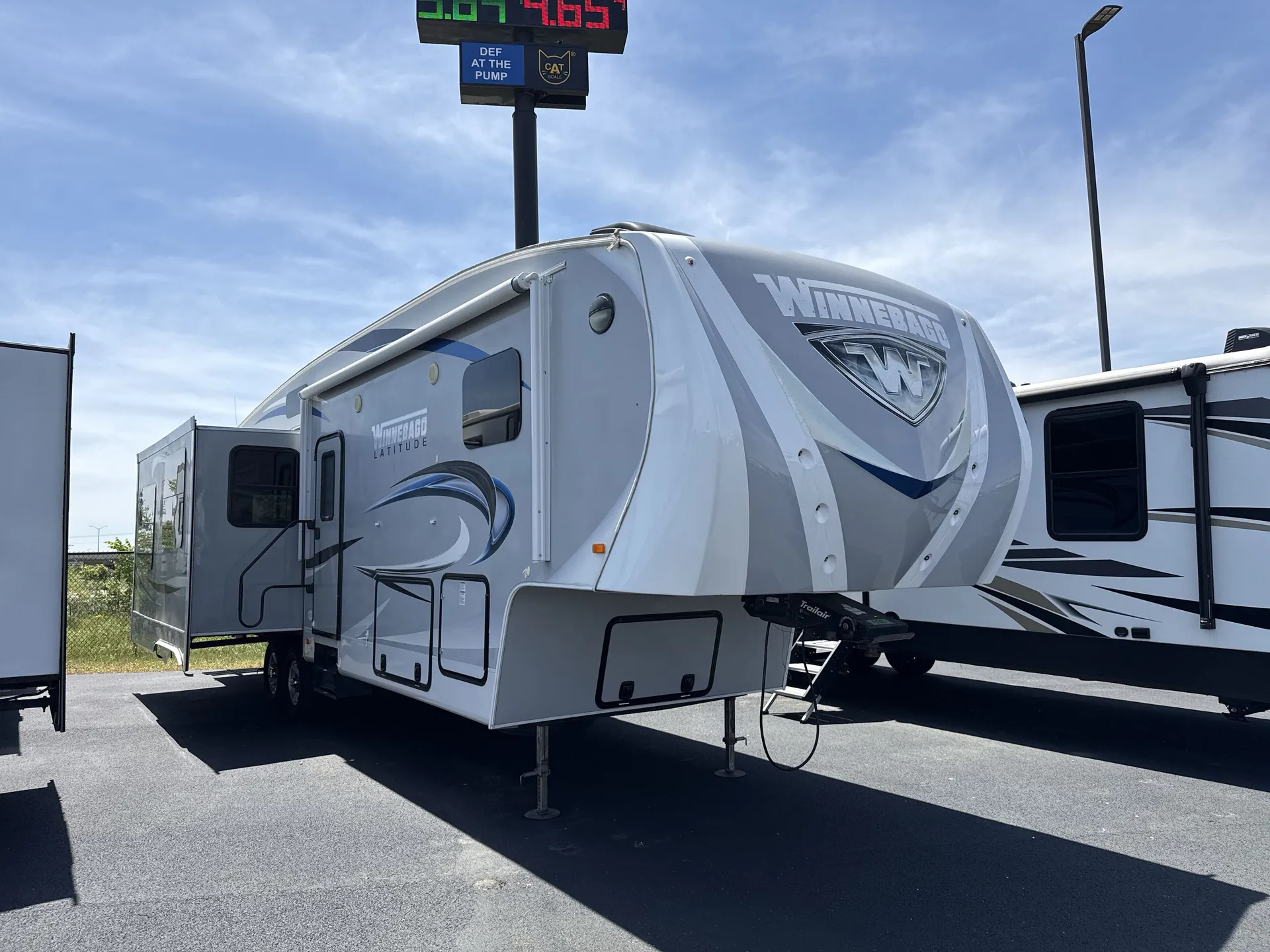 2016 Winnebago Latitude 33CK - Photo 2