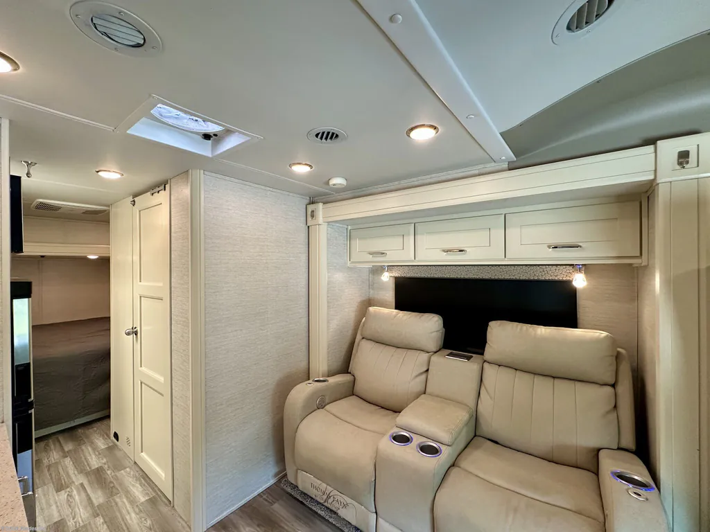 2021 Tiffin Wayfarer 25 SW, Photos photo 3