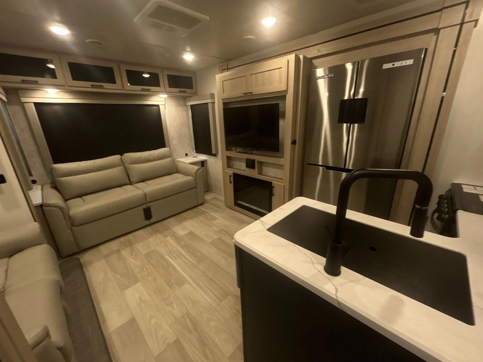 2023 Winnebago Voyage 2730RL - Photo 3