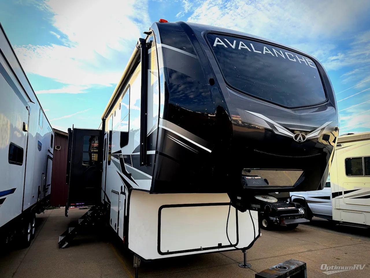 2020 Keystone Avalanche 313RS - Photo 2