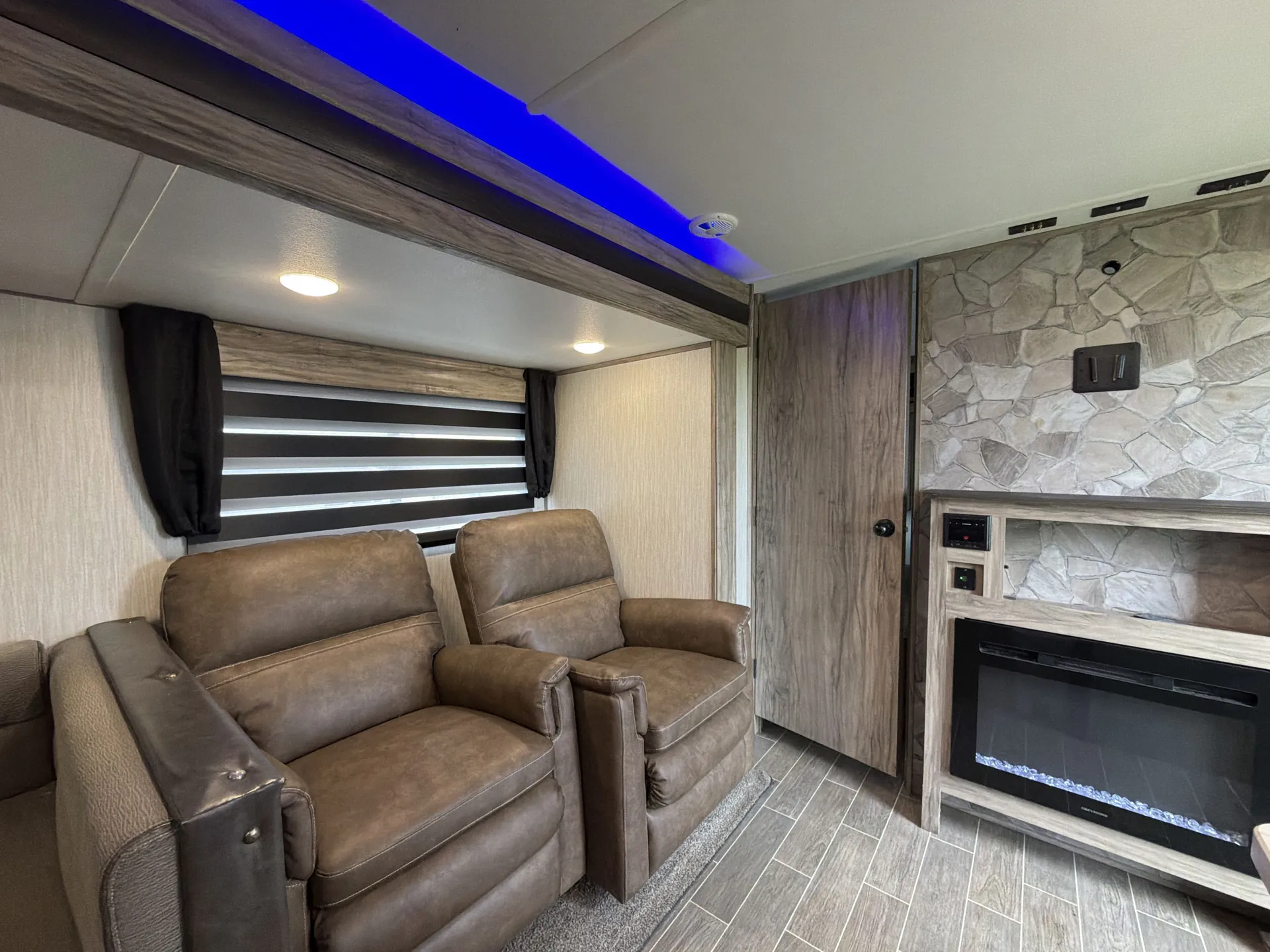 2021 Forest River Cherokee Alpha Wolf 26DBH-L — stove oven open